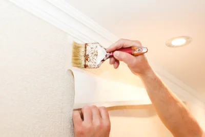 Pose de papier peint à Peintre — revêtements muraux et toiles de verre